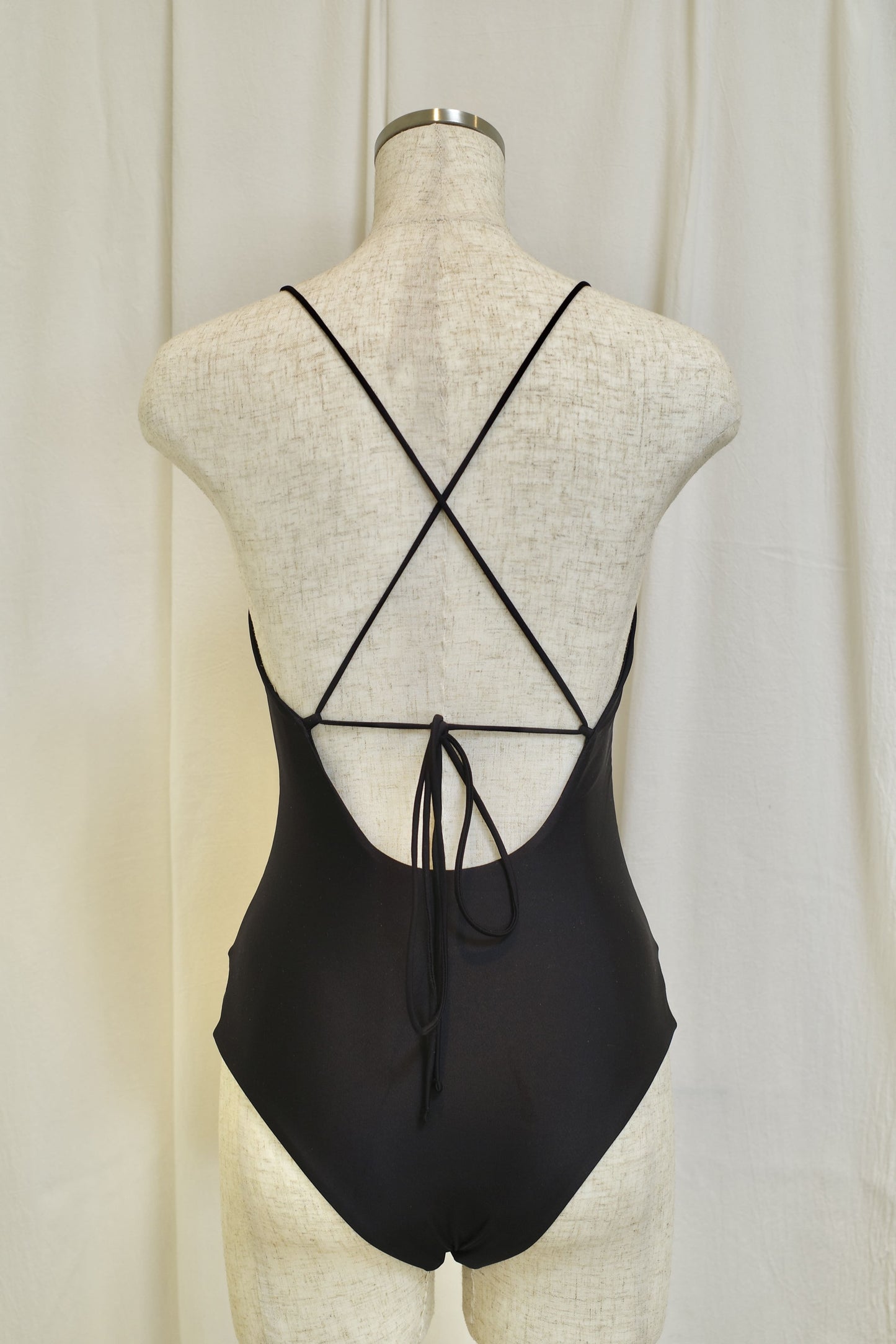 Back Open Basic Onepiece-Bikini nero - Welina ONLINE STORE