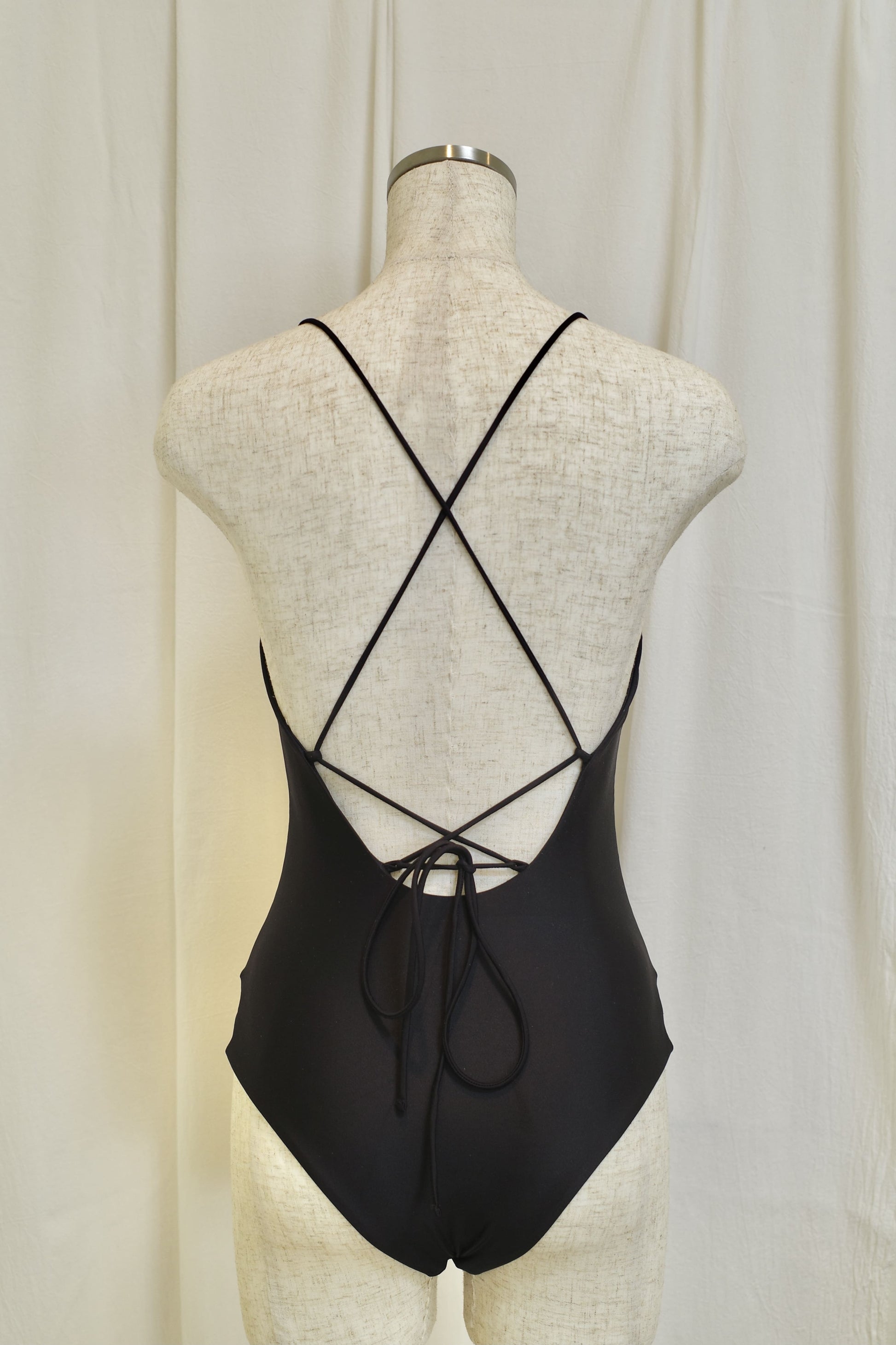 Back Open Basic Onepiece-Bikini nero - Welina ONLINE STORE