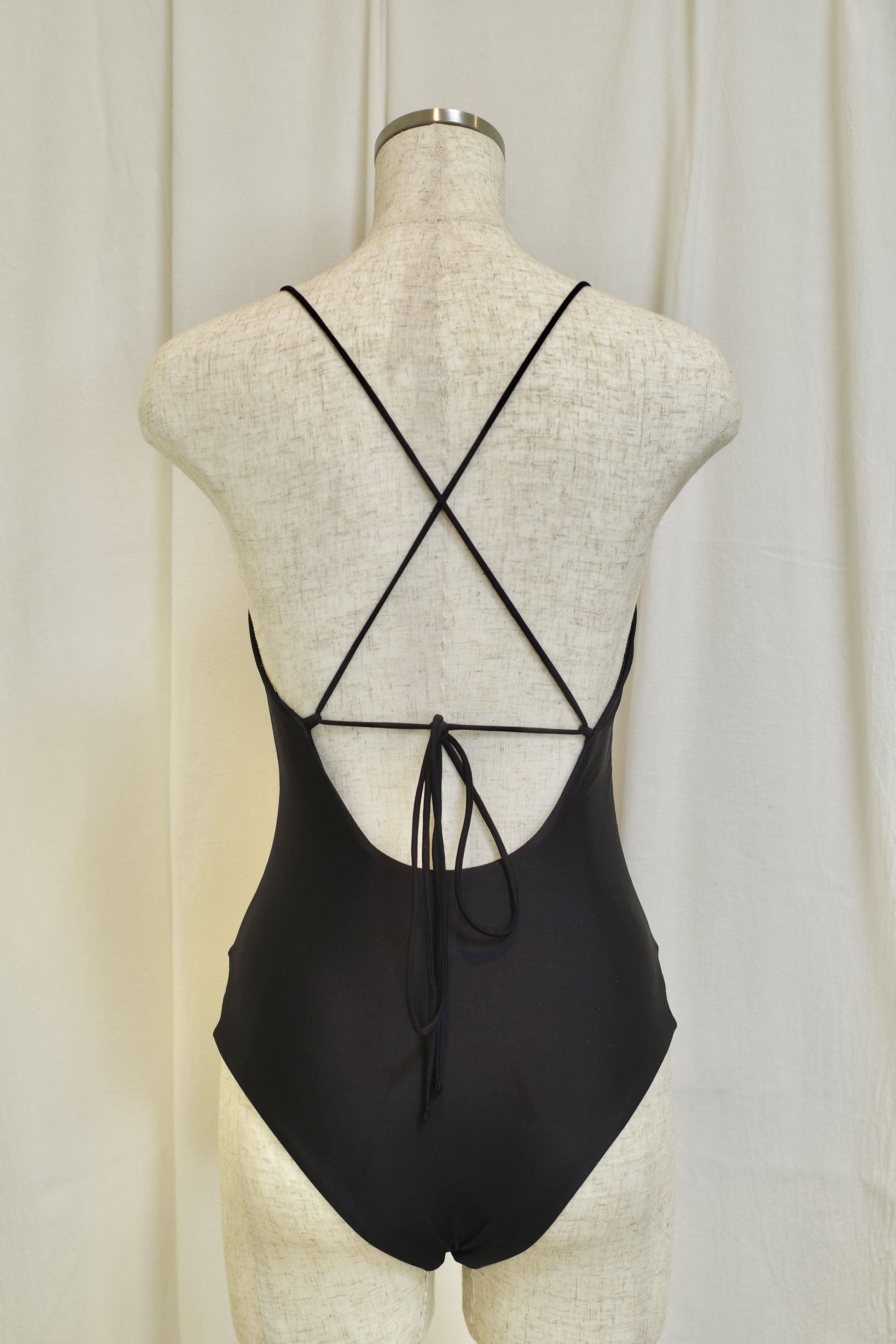 Back Open Basic Onepiece-Bikini nero - Welina ONLINE STORE